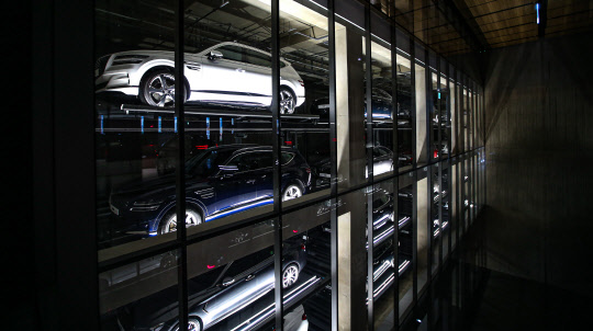 제네시스 브랜드는 30일 차량 구매 상담을 비롯해 제네시스 전 차종을 보고 시승할 수 있는 '제네시스 수지' 를 개관한다. 차량 전시관 '카 타워'에 제네시스 차량이 전시된 모습.    연합뉴스